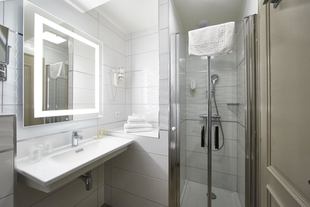 Deluxe Room, 1 Double Bed, Non Smoking, Pool Access - Photo 6