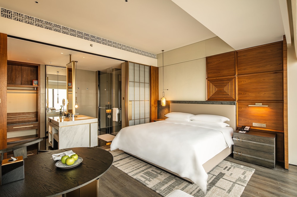 Deluxe Room, 1 King Bed photo 2