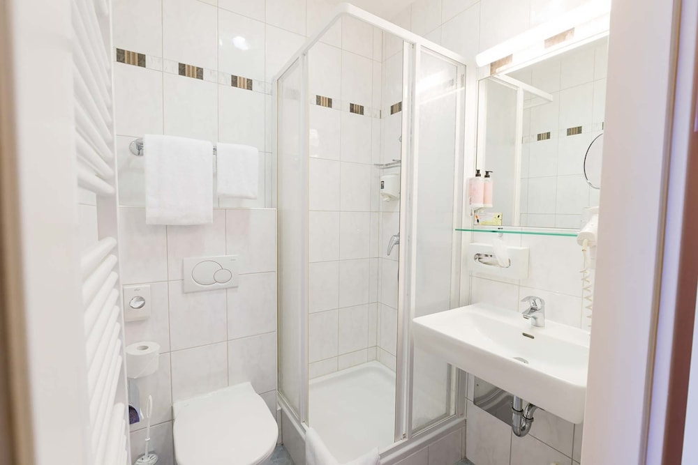 Standard Double Room - Photo 6