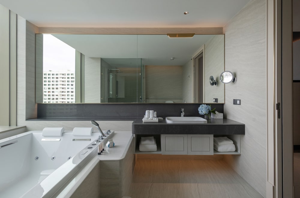 Executive Twin Room thumbnail 5