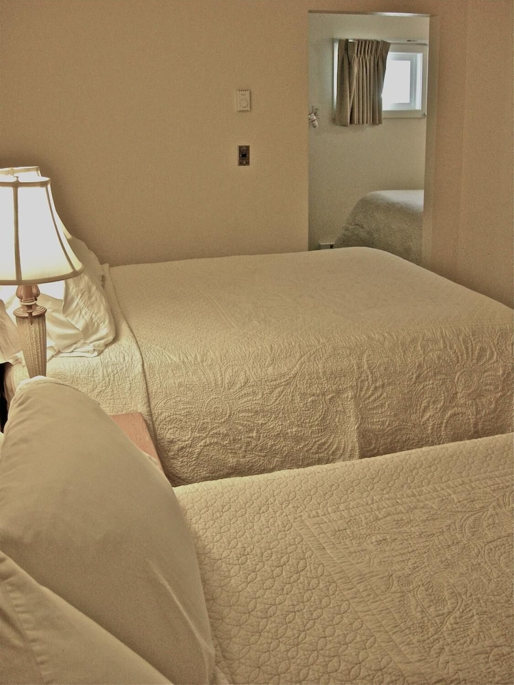 Family Room, 3 Queen Beds (No Pets Allowed) photo 1
