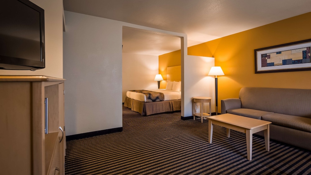 Suite, 1 King Bed, Non Smoking, Refrigerator - Photo 3