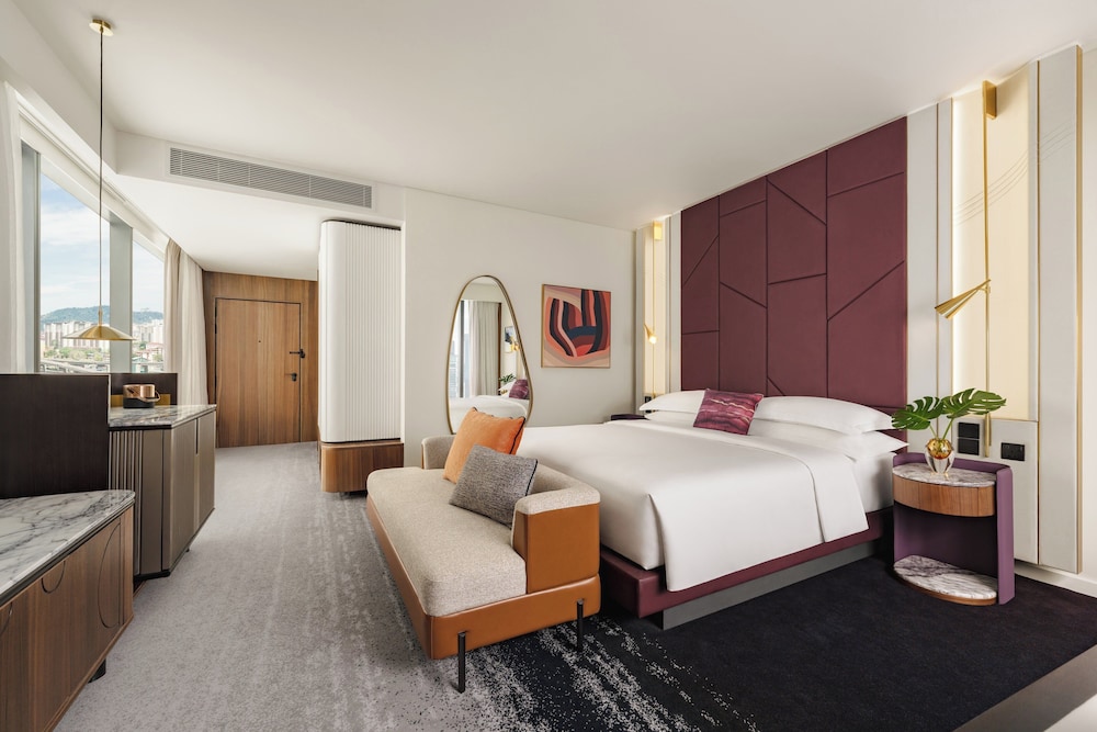 Premium Room, 1 King Bed, Golf View (High Floor)