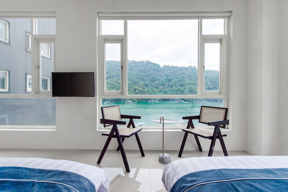 Deluxe Quadruple Room, Lake View - Photo 9