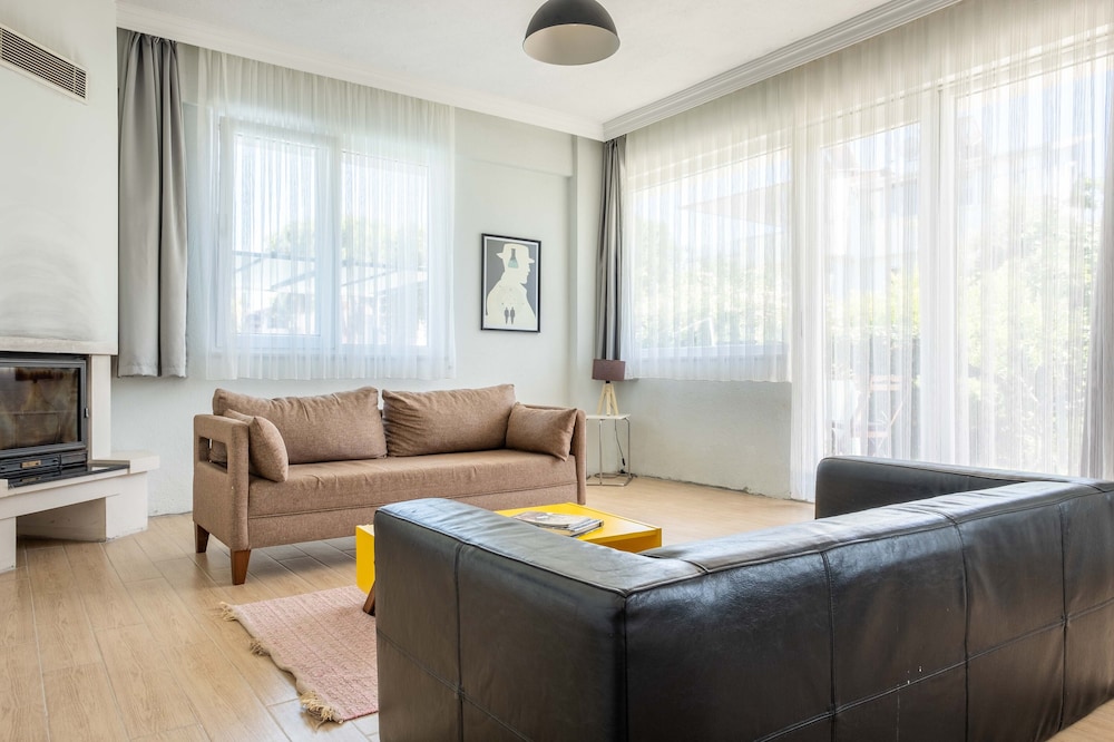 Luna - 2 Bed with Private Garden by the Pool
