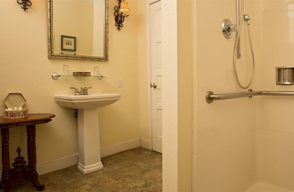 Room, Private Bathroom (#15 Mae's) photo 2