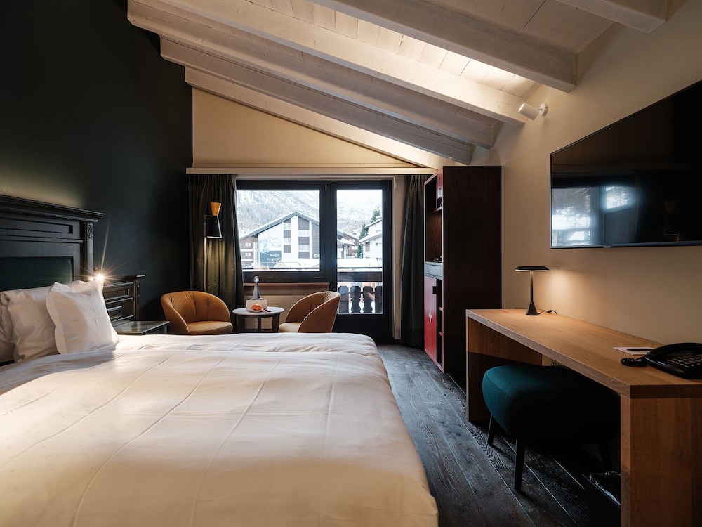 Deluxe Double Room with Matterhorn View thumbnail 5