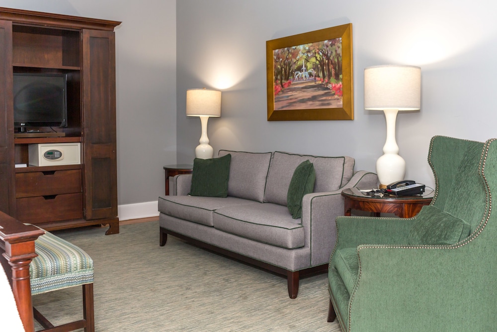 Deluxe Room, 1 King Bed, Accessible photo 3