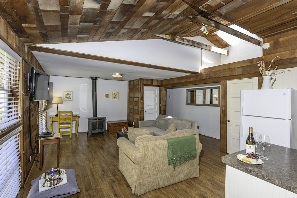 Pomo Cottage photo 2