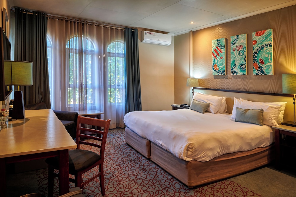 Executive Suite - Photo 1