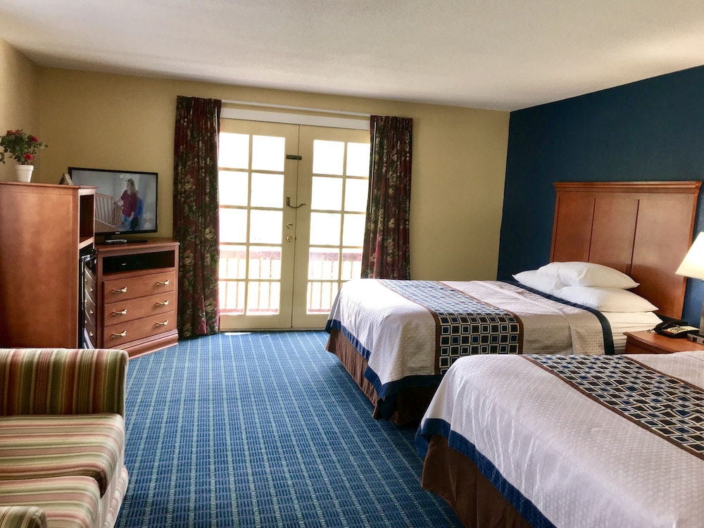 Deluxe 2 queen with the sofa Bed with the Mountain view photo 3