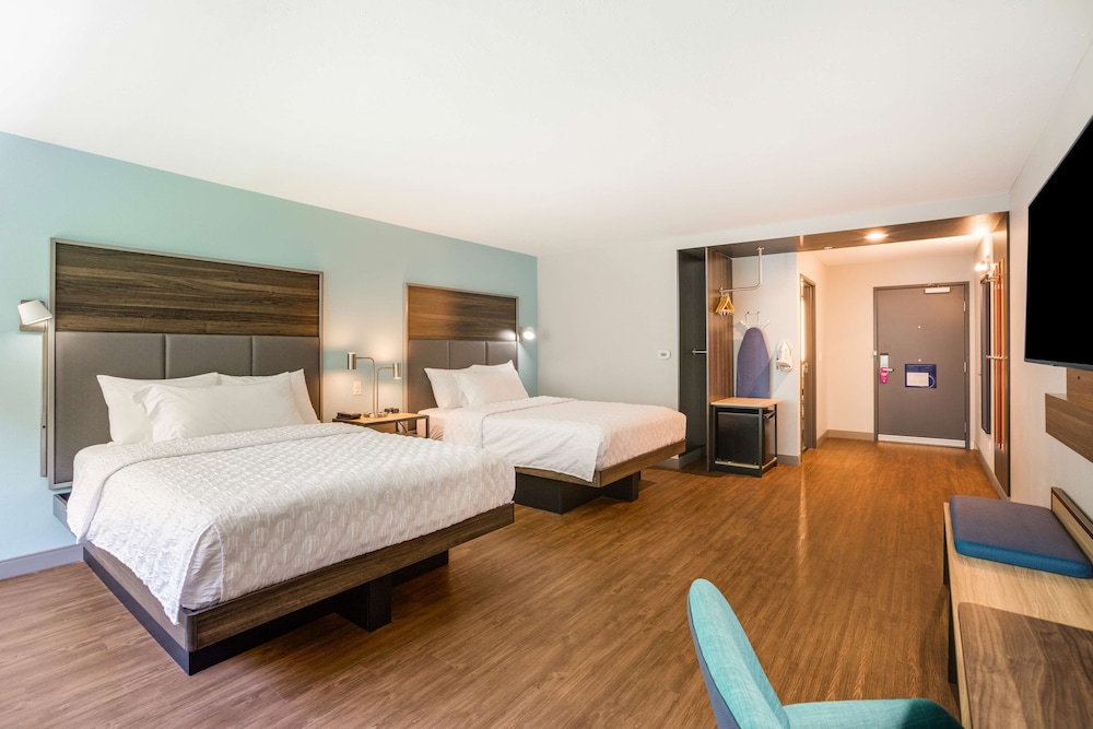 Room, 2 Queen Beds, Accessible, Bathtub - Photo 3