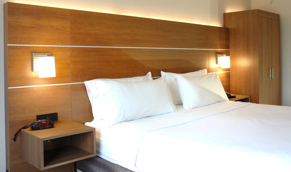 Standard Room, 1 King Bed, Accessible (Hearing) - Photo 1