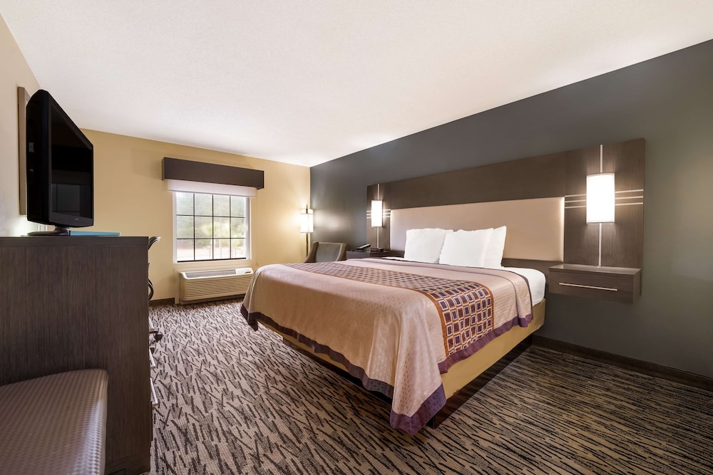 Standard Room, 1 King Bed, Non Smoking, Refrigerator & Microwave - Photo 2