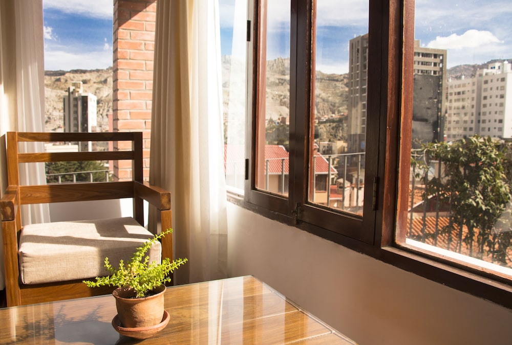 Deluxe Suite, 1 King Bed, City View, Mountainside photo 3