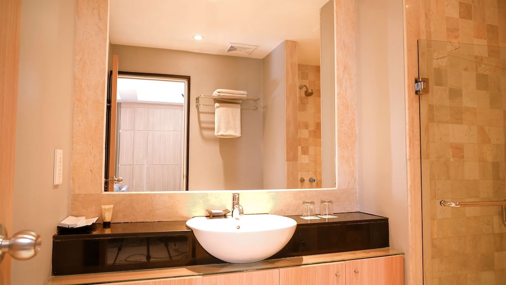Junior Suite, Multiple Beds - Photo 11