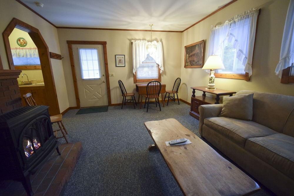 One Bedroom w/ King Bed & Sleeper Sofa photo 3