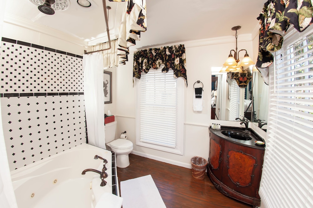 Deluxe Room, 1 Queen Bed, Private Bathroom (Magnolia Suite) photo 2