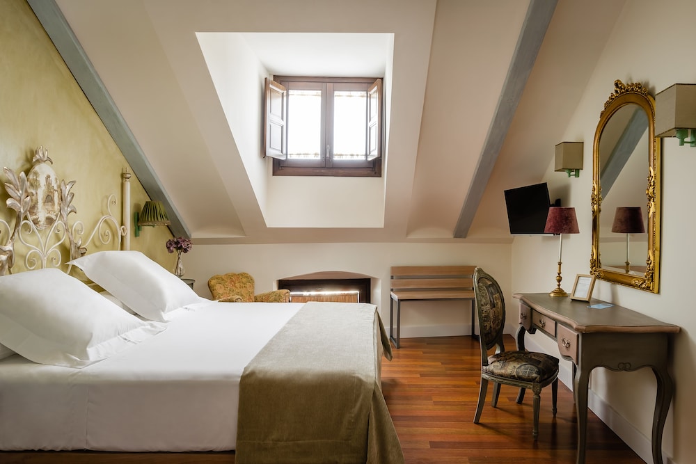 Standard Double or Twin Room - Photo 11