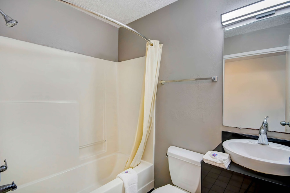 Standard Room, 2 Double Beds, Non Smoking - Photo 5