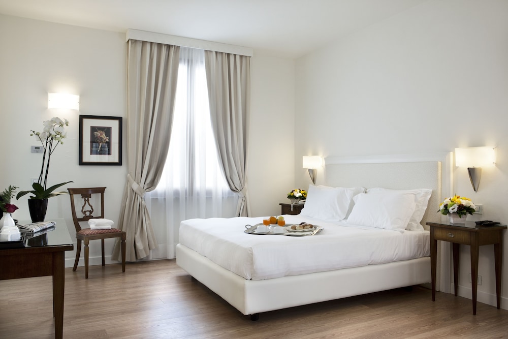 Executive Room, 1 King Bed - Photo 1