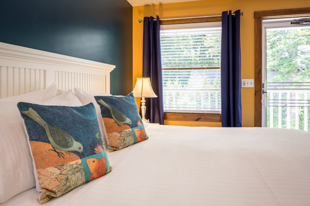 Luxury Double Room, 1 King Bed, Refrigerator, Mezzanine photo 3