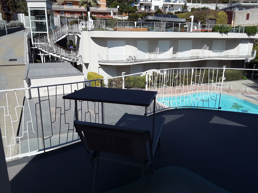 Deluxe Condo, Pool View photo 2