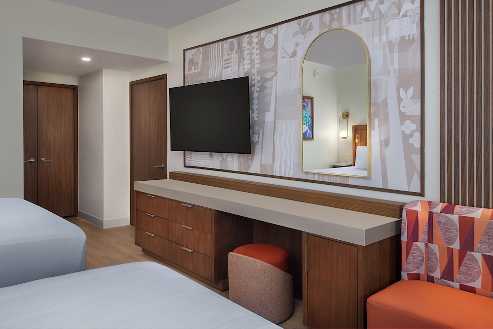 Main Tower - Water View. Florida special accessible room with option for hearing accessibility. 2 qu photo 3