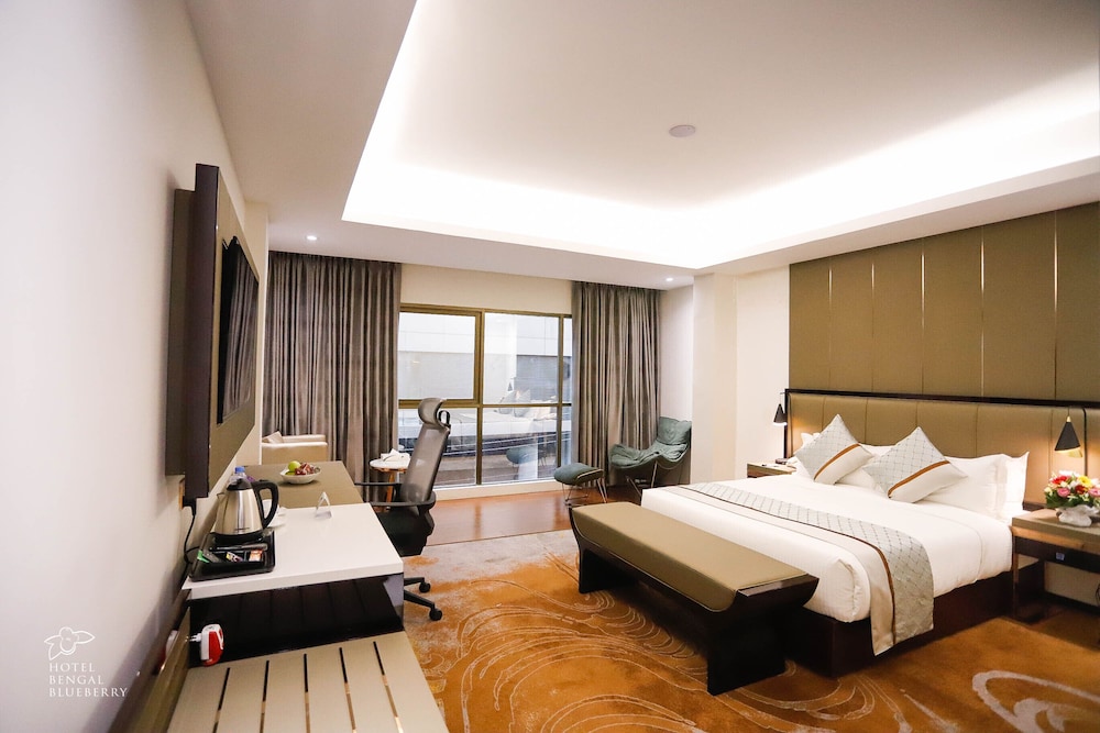 Executive Suite, 1 King Bed, City View