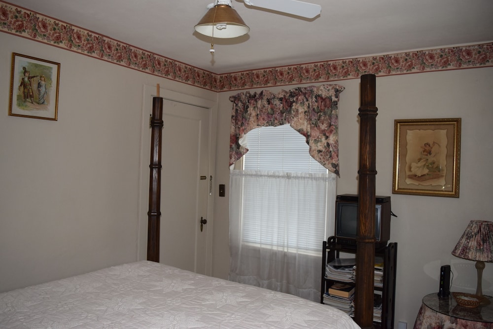 Economy Room, 1 Queen Bed, Courtyard View photo 1