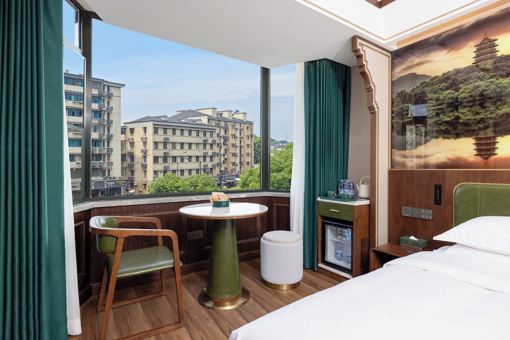 Luxury Room, 1 Queen Bed, Hill View photo 2