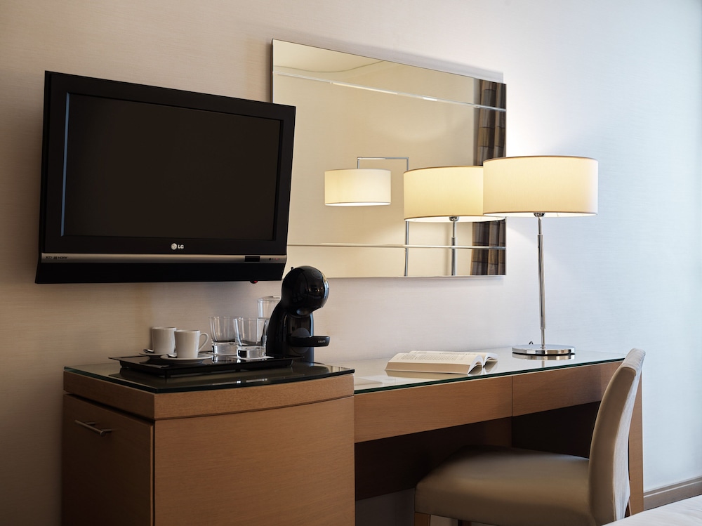 Superior Double or Twin Room, City View (Business) - Photo 4