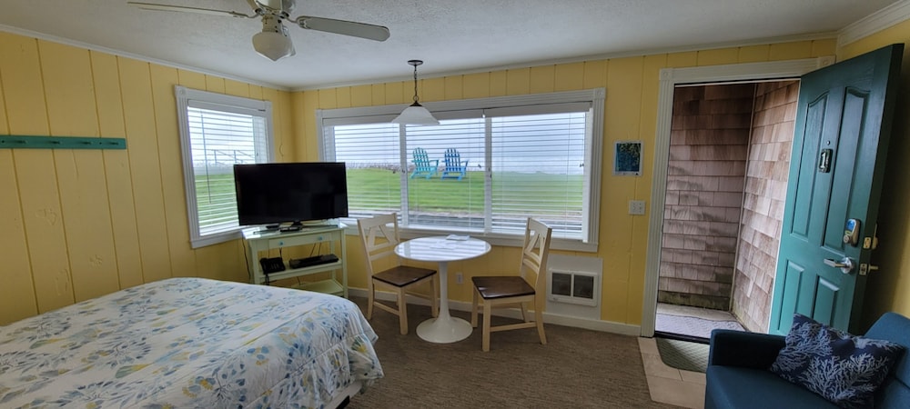 Sunset Studio – Ocean Front View photo 2