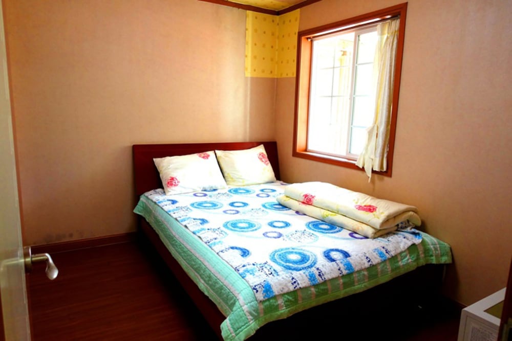 Family Room (B) photo 1