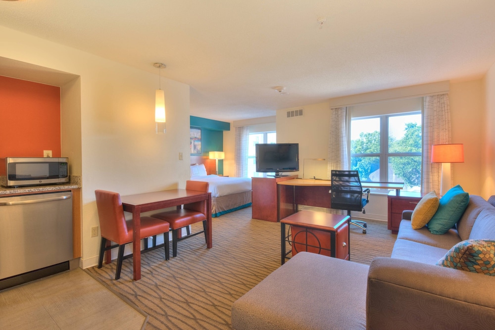 Suite, 1 Bedroom - Photo 2