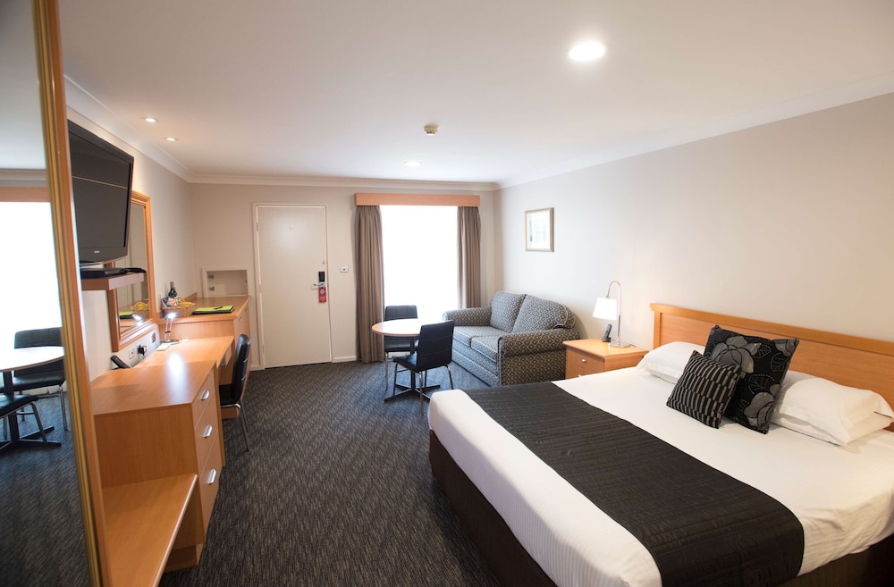 Superior Room, 1 King Bed, Non Smoking, Microwave - Photo 2