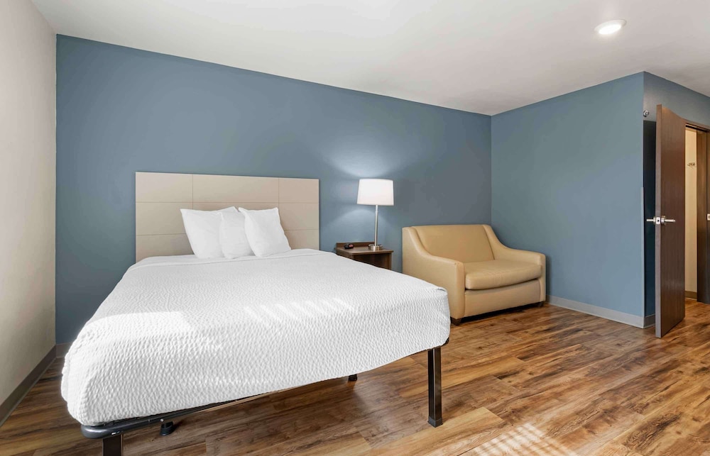 Deluxe Studio, 1 Queen Bed with Sofa bed, Non Smoking, Refrigerator & Microwave photo 1
