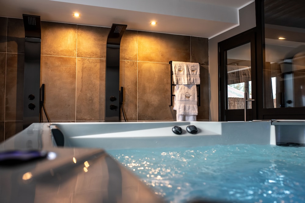 Deluxe Suite, Hot Tub - Photo 35