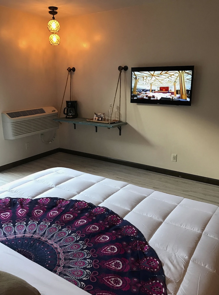 Courtside King with Patio photo 2