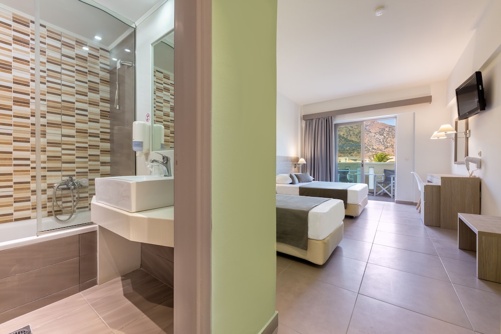 Suite with Sharing Pool