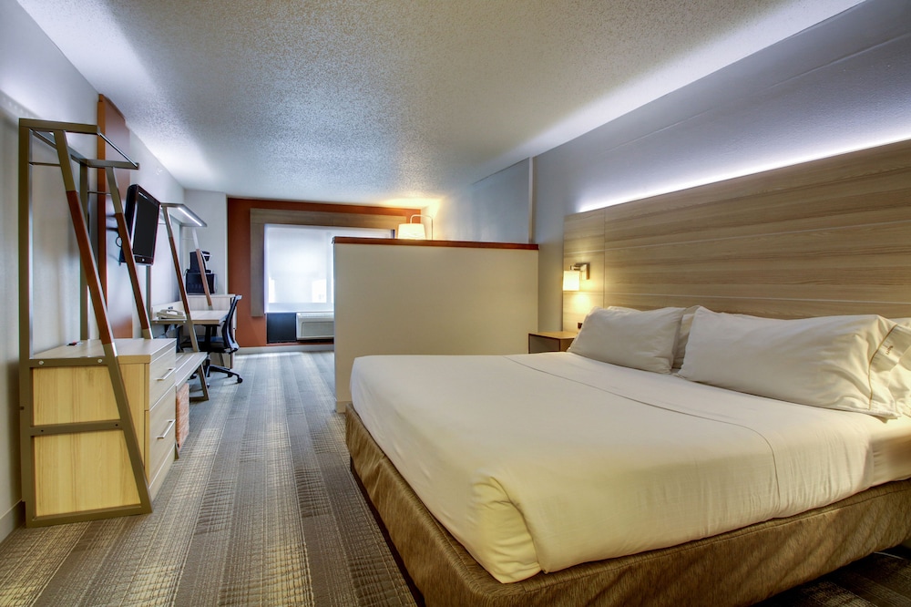 Suite, 1 King Bed - Photo 2
