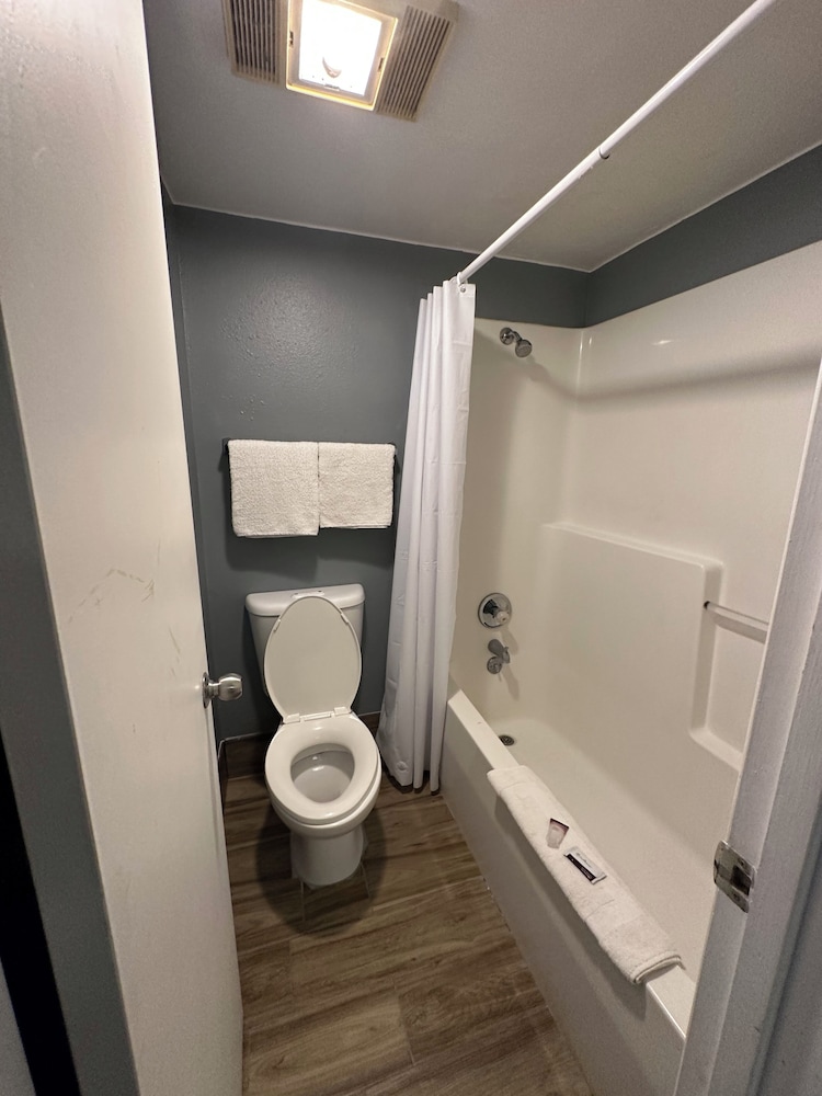 Basic Single Room - Photo 6