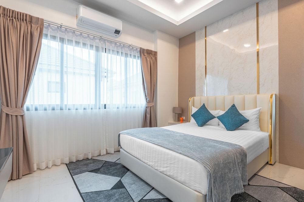 Luxury Villa, 4 Bedrooms, Non Smoking, Bathtub photo 3