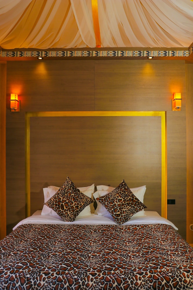 Deluxe King Room - Photo 1