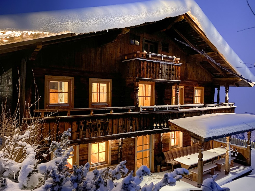 Deluxe Chalet, 6 Bedrooms, Hot Tub and Sauna, Mountain View photo 3
