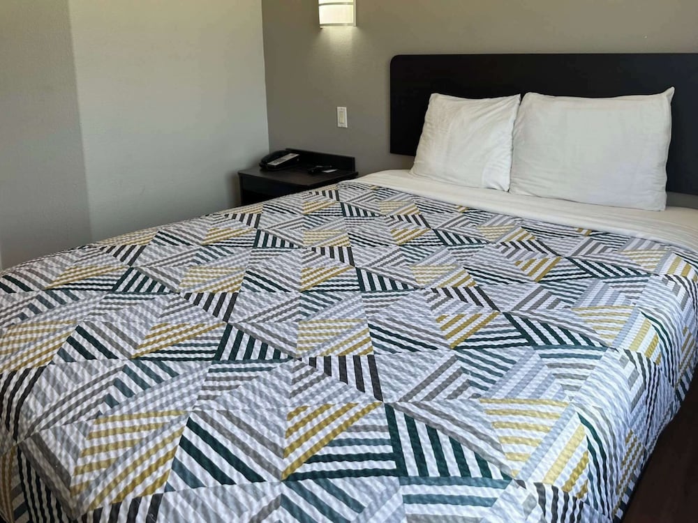 Deluxe Suite, 1 Queen Bed, Non Smoking, Kitchenette photo 2