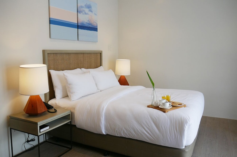 Deluxe Room, Pool View - Queen - Photo 4