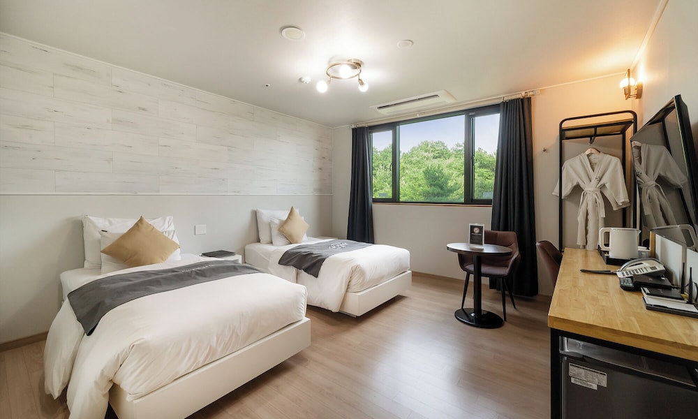 Standard Twin Room - Photo 7