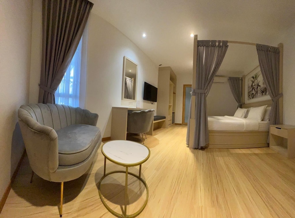 Studio Suite - Photo 1
