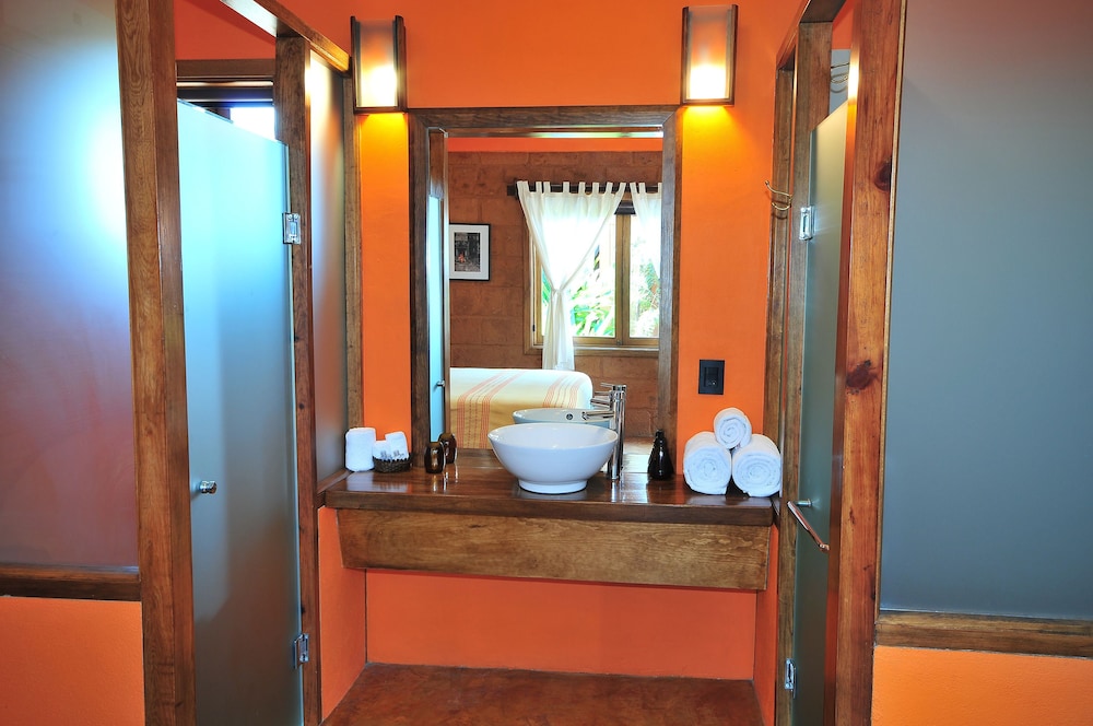 Premium Double Room, 1 King Bed, Private Bathroom, Garden View photo 3